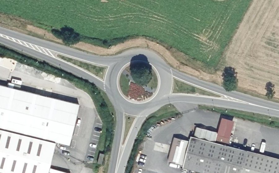 Vue aérienne du Rond-point anonyme n°92122885