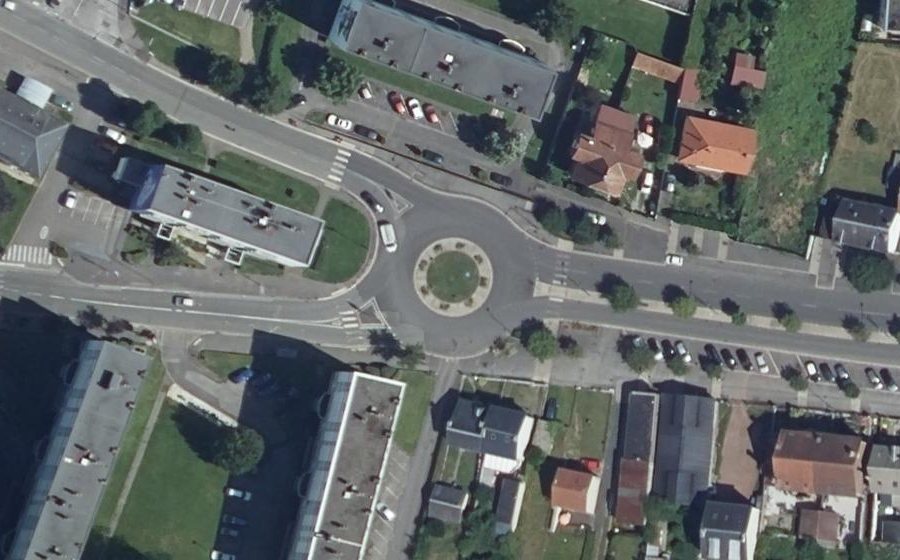 Vue aérienne du Rond-point anonyme n°921837416