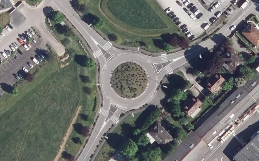 Vue aérienne du Rond-point anonyme n°92276499