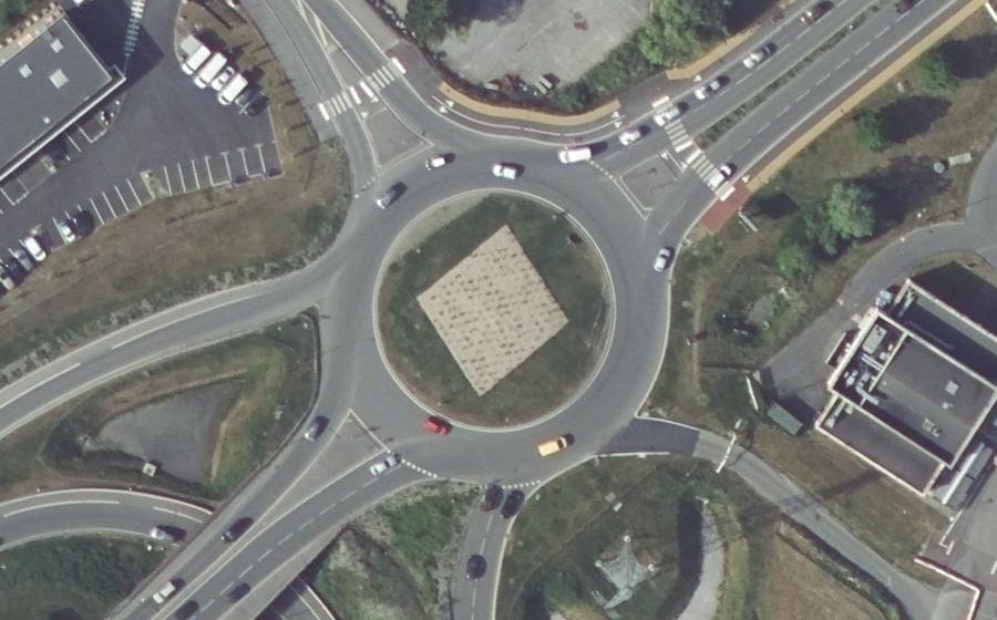 Vue aérienne du Rond-point anonyme n°922888385