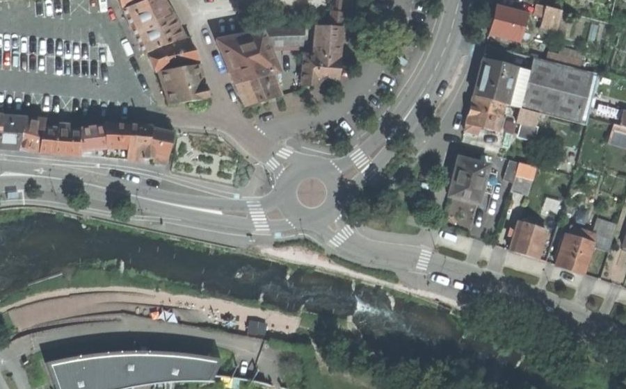 Vue aérienne du Rond-point anonyme n°923780866