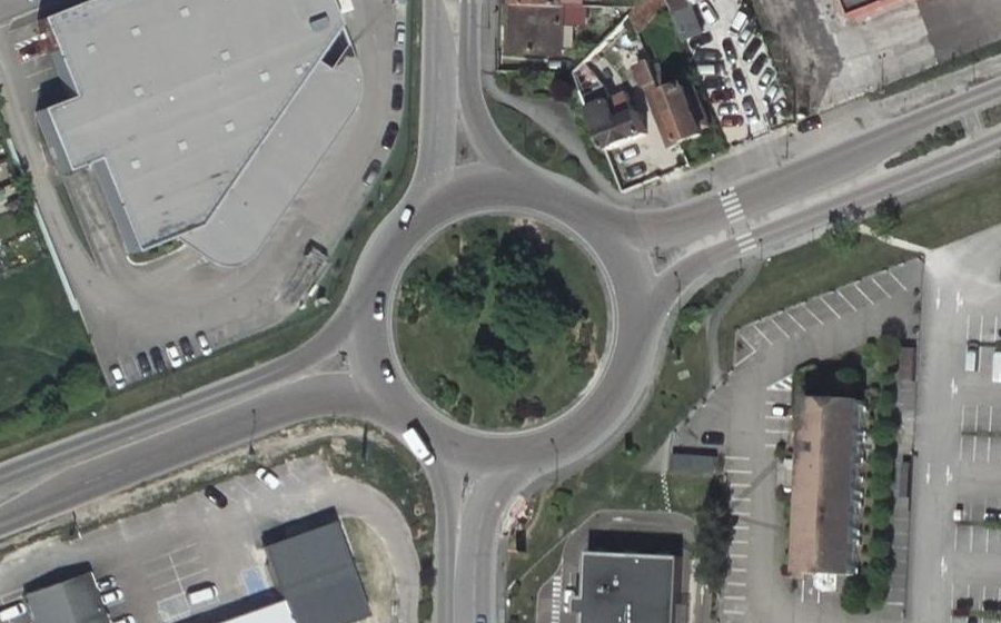 Vue aérienne du Rond-point anonyme n°92398789