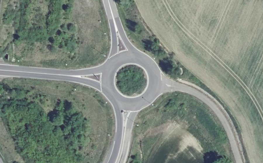 Vue aérienne du Rond-point anonyme n°92418341