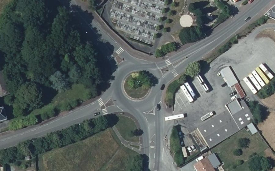 Vue aérienne du Rond-point anonyme n°92470274