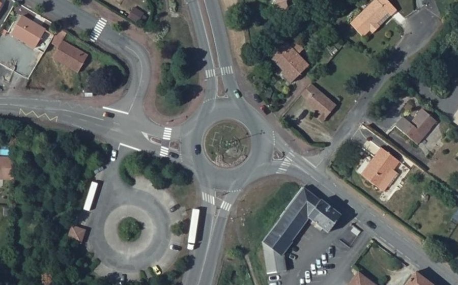 Vue aérienne du Rond-point anonyme n°92470277