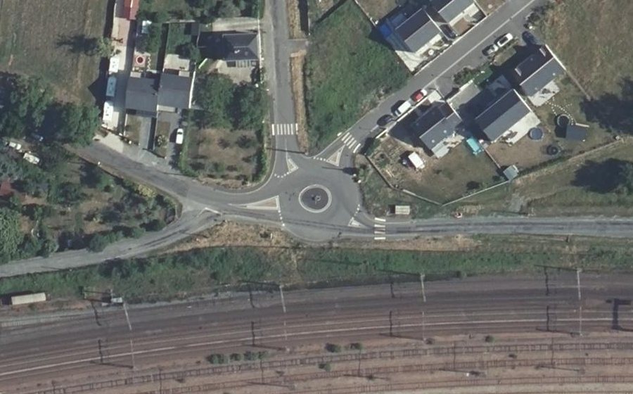 Vue aérienne du Rond-point anonyme n°925575672