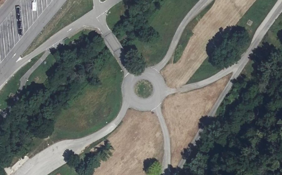 Vue aérienne du Rond-point anonyme n°92588311