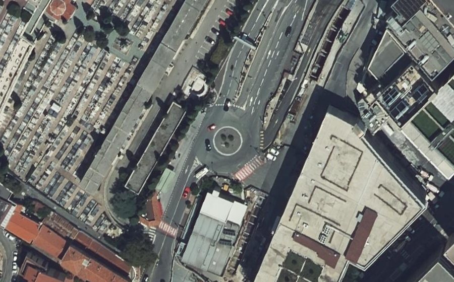 Vue aérienne du Rond-point anonyme n°92627441