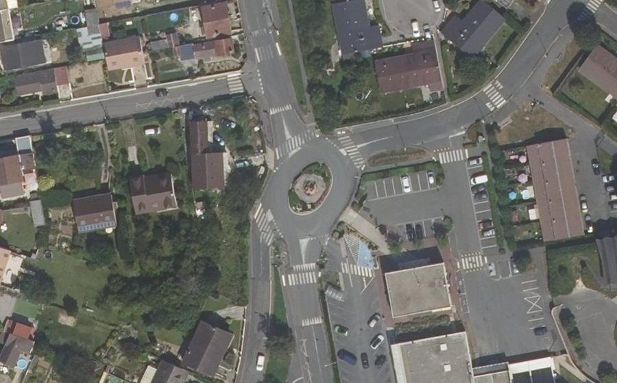 Vue aérienne du Rond-point anonyme n°927254629
