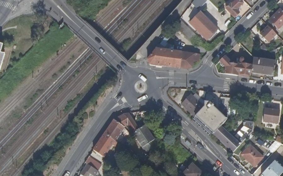 Vue aérienne du Rond-point anonyme n°927304630