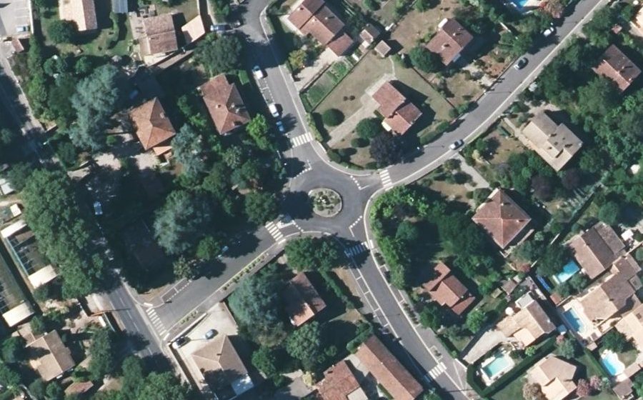Vue aérienne du Rond-point anonyme n°927369592