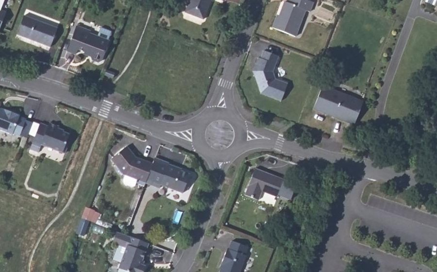 Vue aérienne du Rond-point anonyme n°92842484
