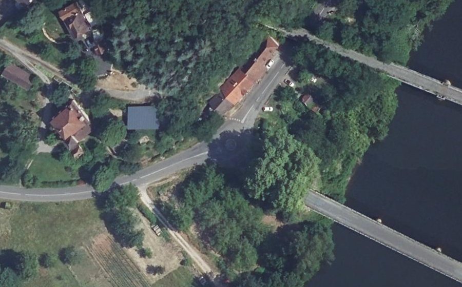 Vue aérienne du Rond-point anonyme n°92849678