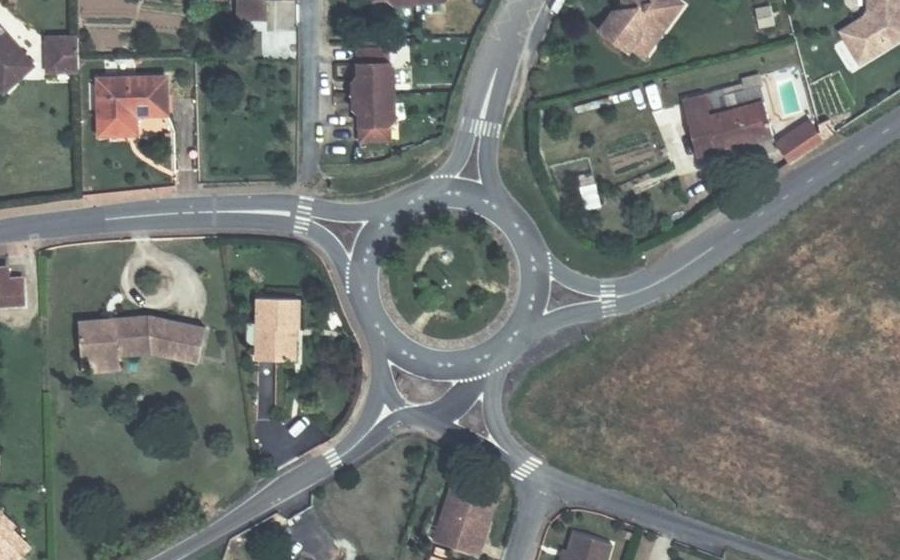 Vue aérienne du Rond-point anonyme n°92867432