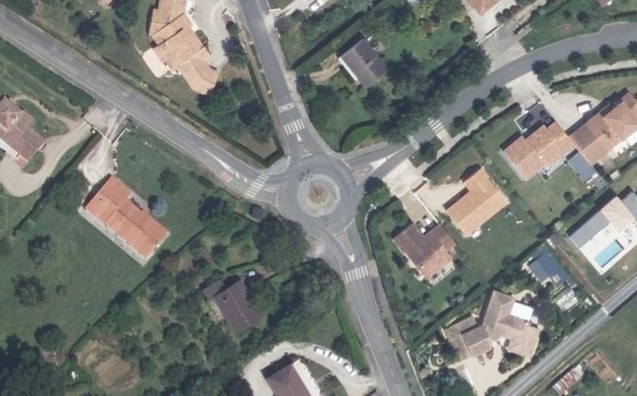 Vue aérienne du Rond-point anonyme n°92867811