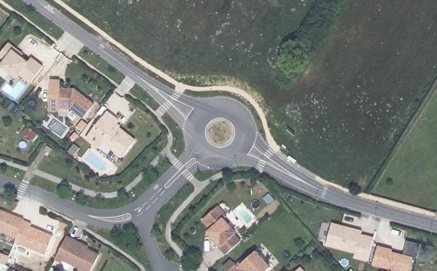 Vue aérienne du Rond-point anonyme n°92867854