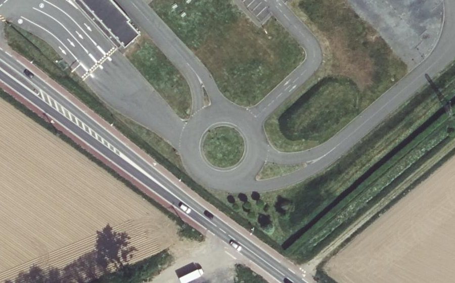 Vue aérienne du Rond-point anonyme n°928706189