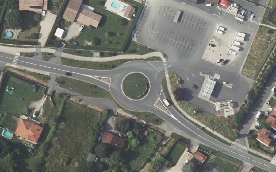 Vue aérienne du Rond-point anonyme n°92895573