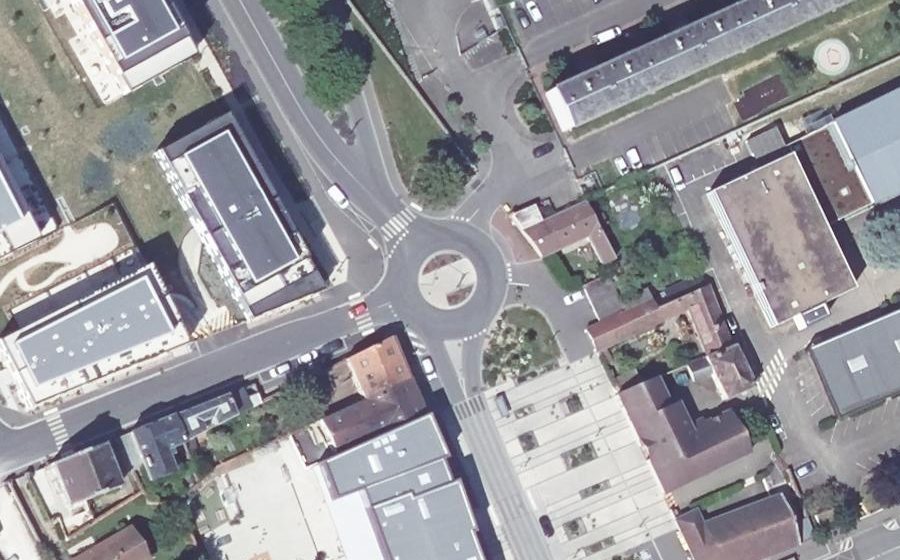 Vue aérienne du Rond-point anonyme n°928975677
