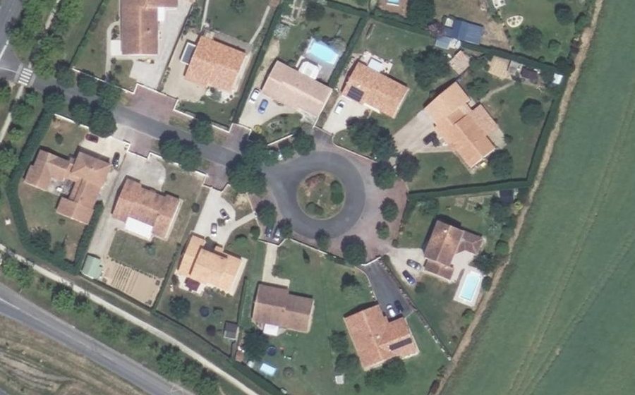 Vue aérienne du Rond-point anonyme n°92956776