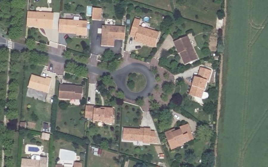 Vue aérienne du Rond-point anonyme n°92956865