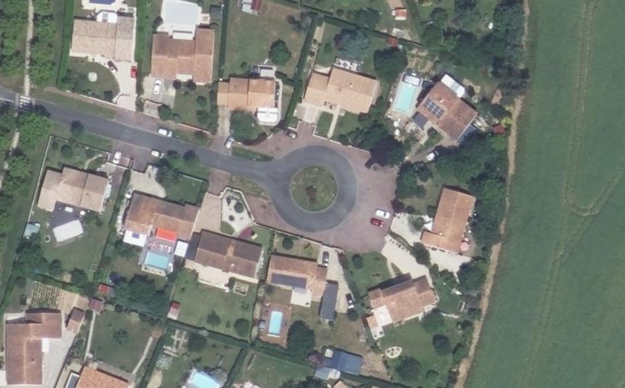 Vue aérienne du Rond-point anonyme n°92956874