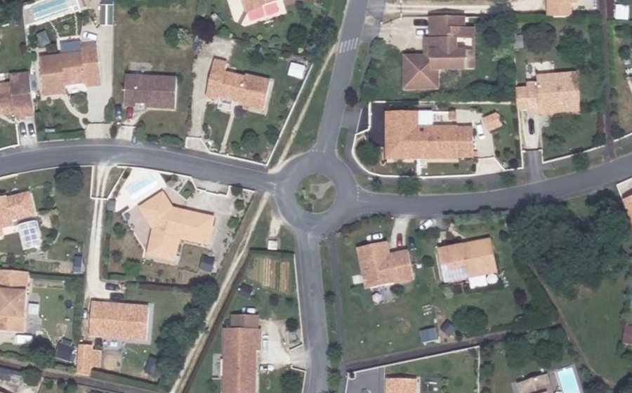 Vue aérienne du Rond-point anonyme n°92956884