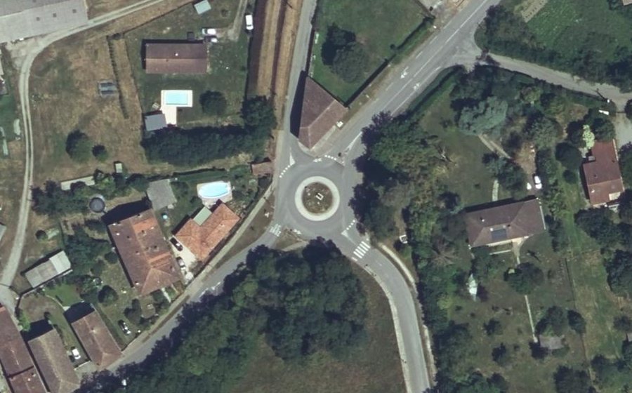 Vue aérienne du Rond-point anonyme n°929658780