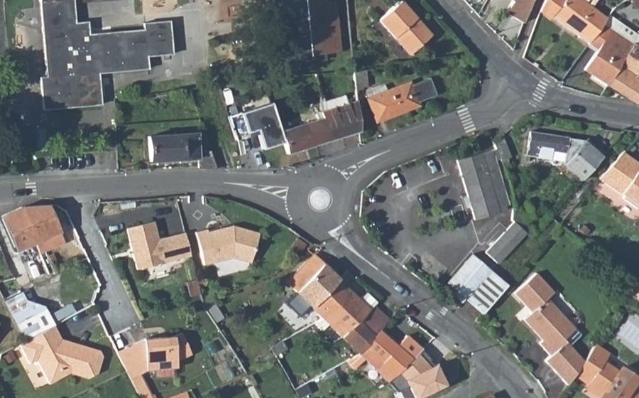 Vue aérienne du Rond-point anonyme n°92970533