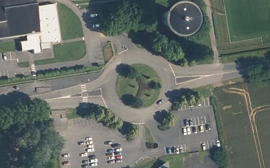 Vue aérienne du Rond-point anonyme n°93097487