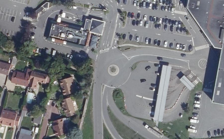 Vue aérienne du Rond-point anonyme n°93186648