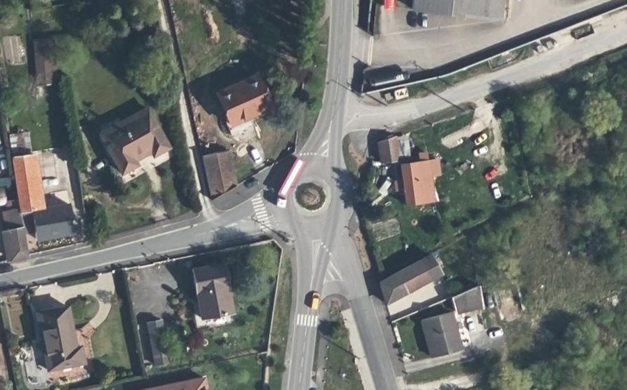 Vue aérienne du Rond-point anonyme n°93277953