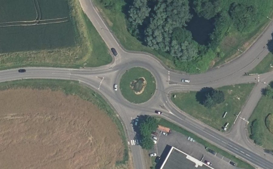 Vue aérienne du Rond-point anonyme n°93284225