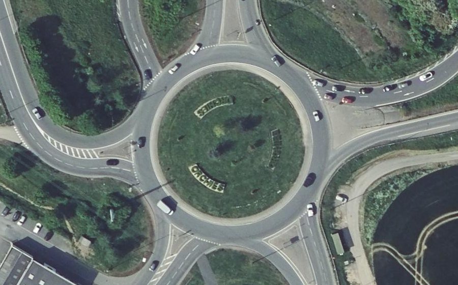 Vue aérienne du Rond-point anonyme n°932926464