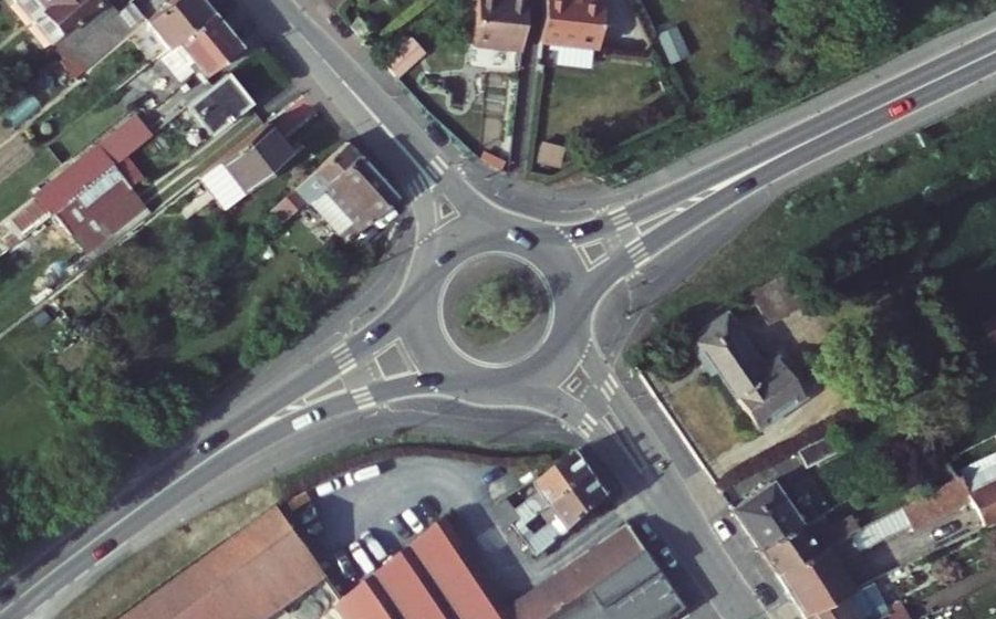 Vue aérienne du Rond-point anonyme n°932926465