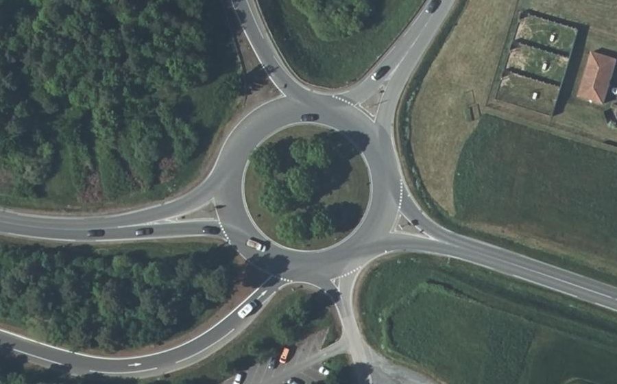 Vue aérienne du Rond-point anonyme n°93308809