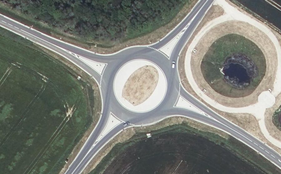 Vue aérienne du Rond-point anonyme n°933563282