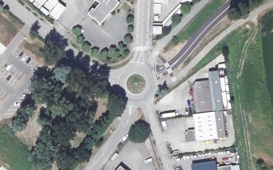 Vue aérienne du Rond-point anonyme n°933573274