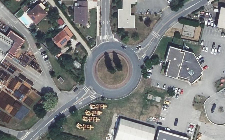 Vue aérienne du Rond-point anonyme n°93363594