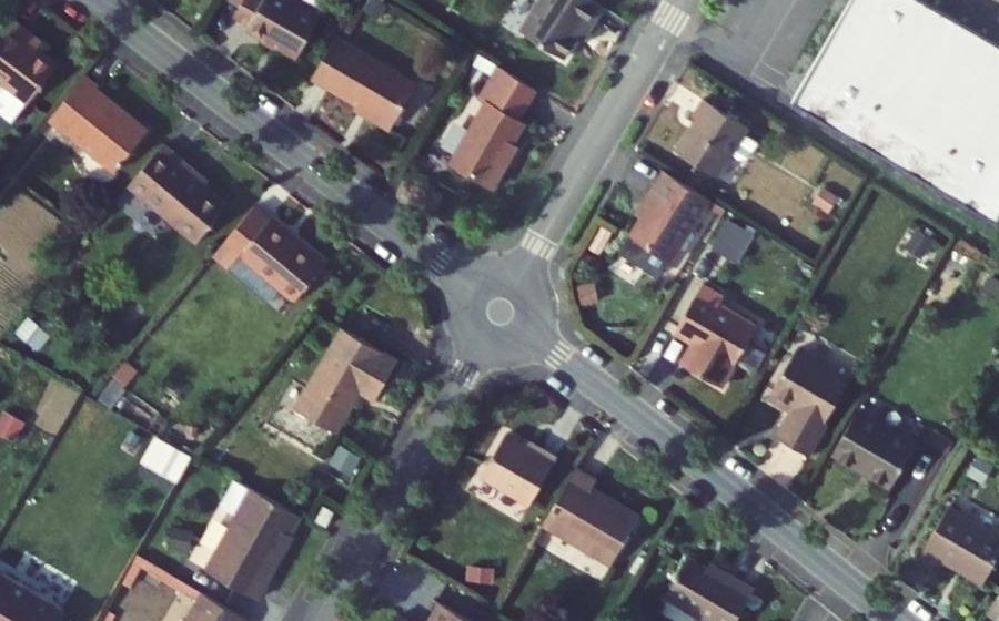 Vue aérienne du Rond-point anonyme n°933849465