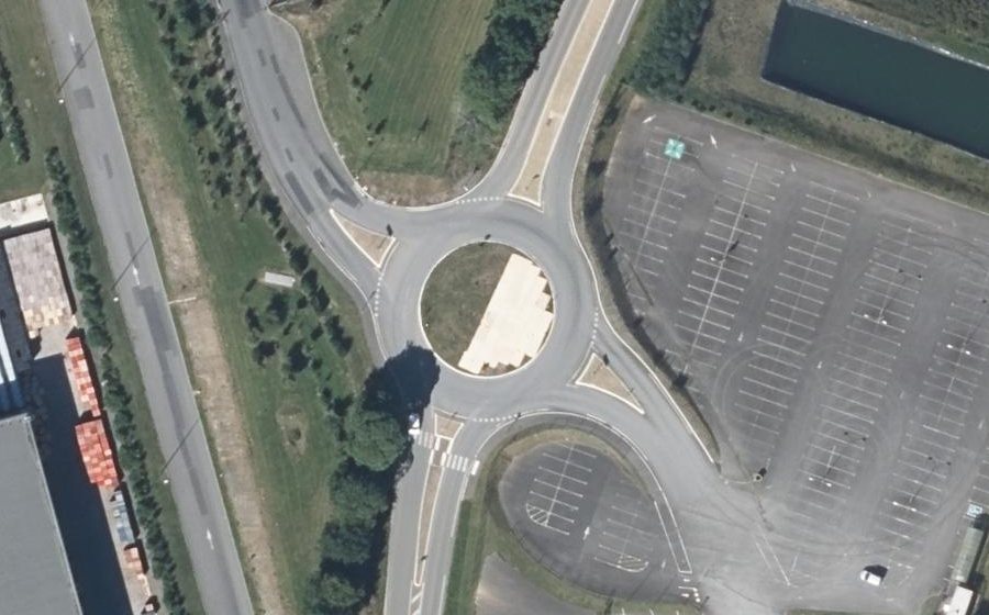 Vue aérienne du Rond-point anonyme n°933878370