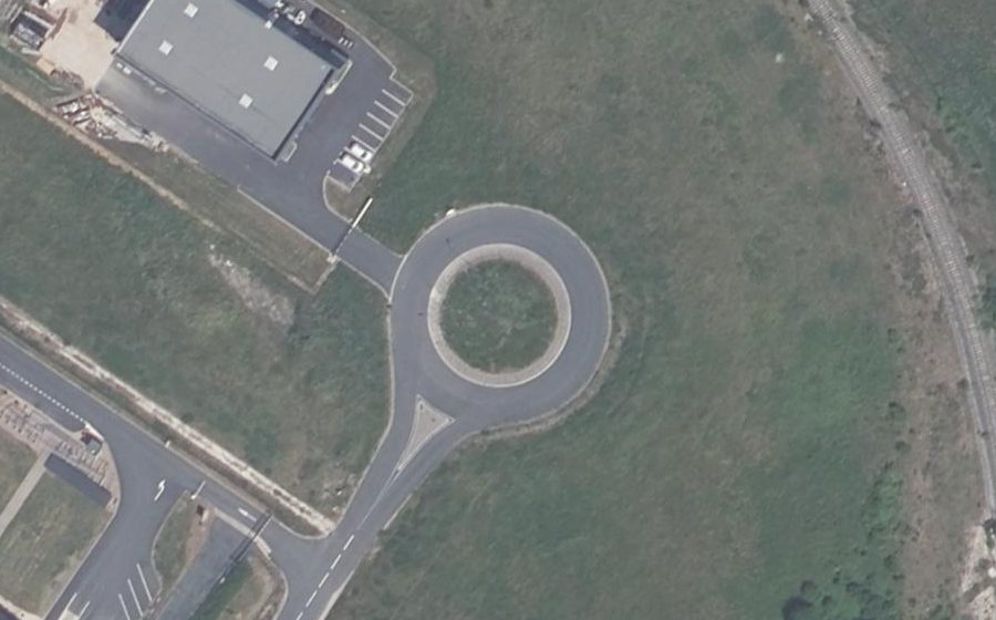 Vue aérienne du Rond-point anonyme n°933953763