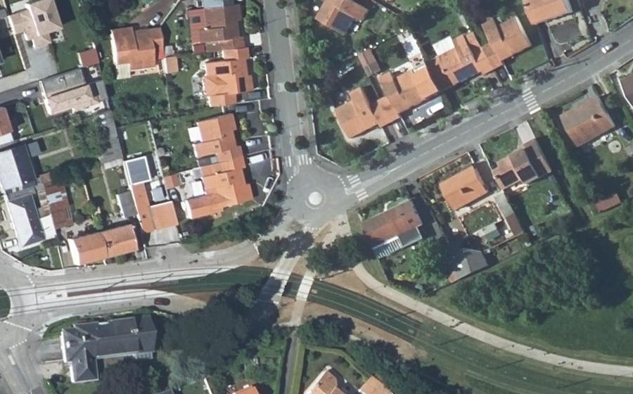 Vue aérienne du Rond-point anonyme n°93399453