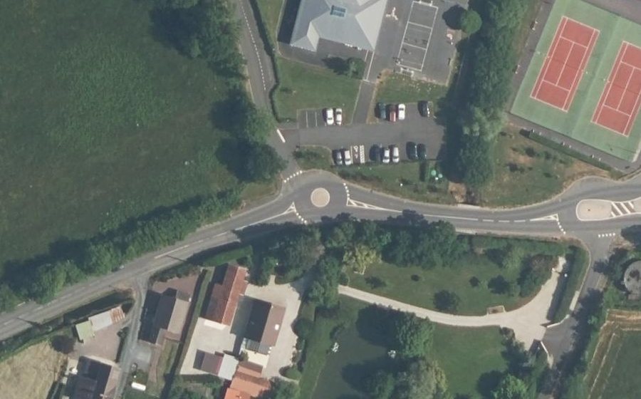 Vue aérienne du Rond-point anonyme n°934269548