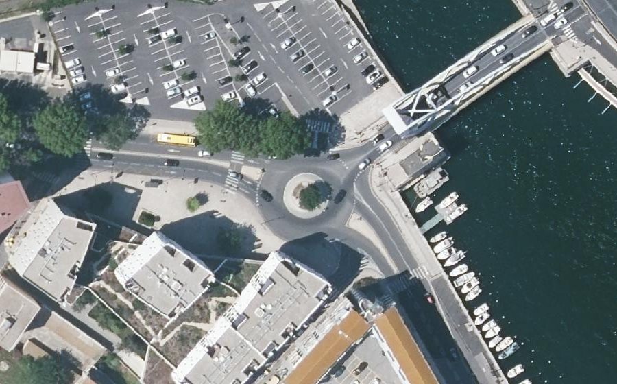 Vue aérienne du Rond-point anonyme n°934324143