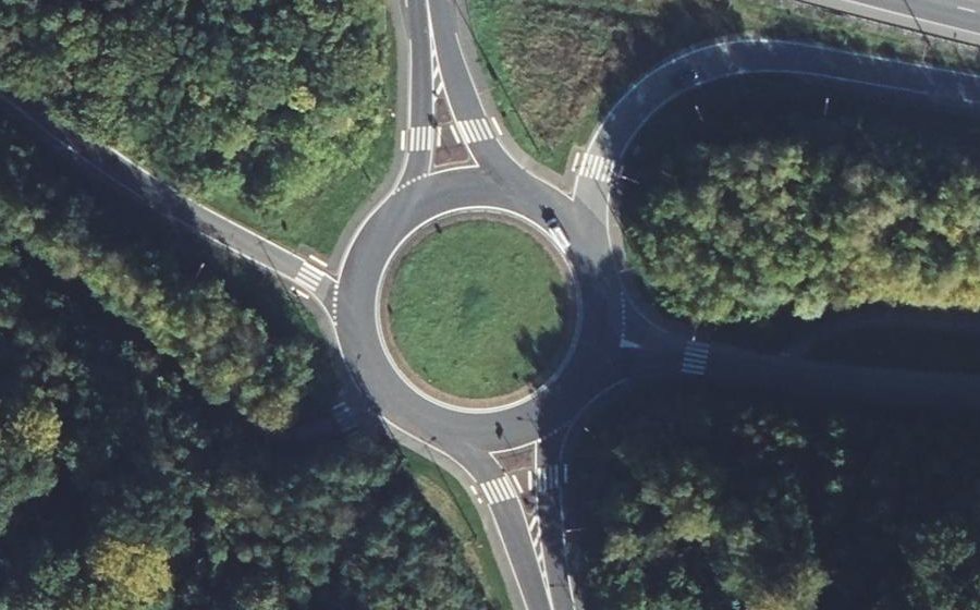 Vue aérienne du Rond-point anonyme n°93453127