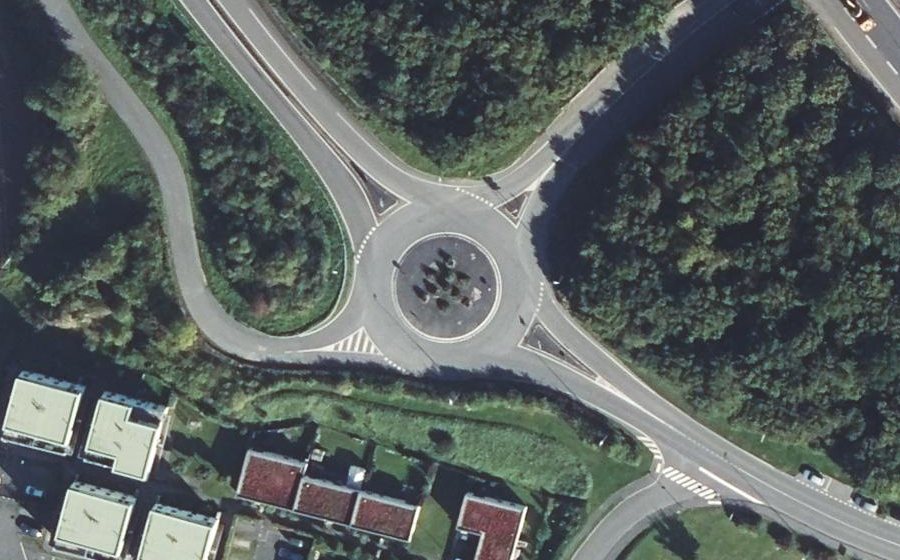 Vue aérienne du Rond-point anonyme n°93469691