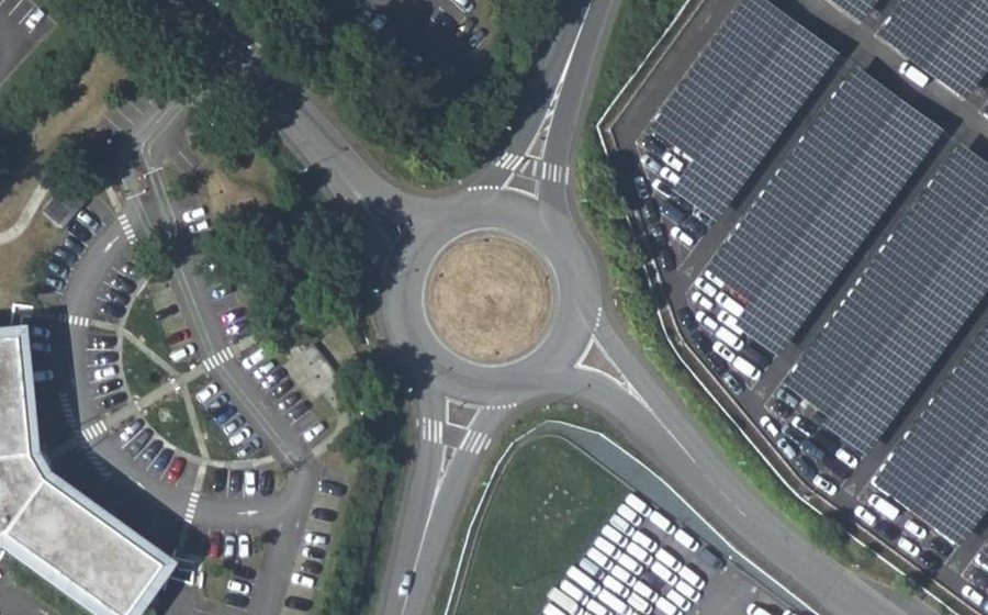 Vue aérienne du Rond-point anonyme n°93478257