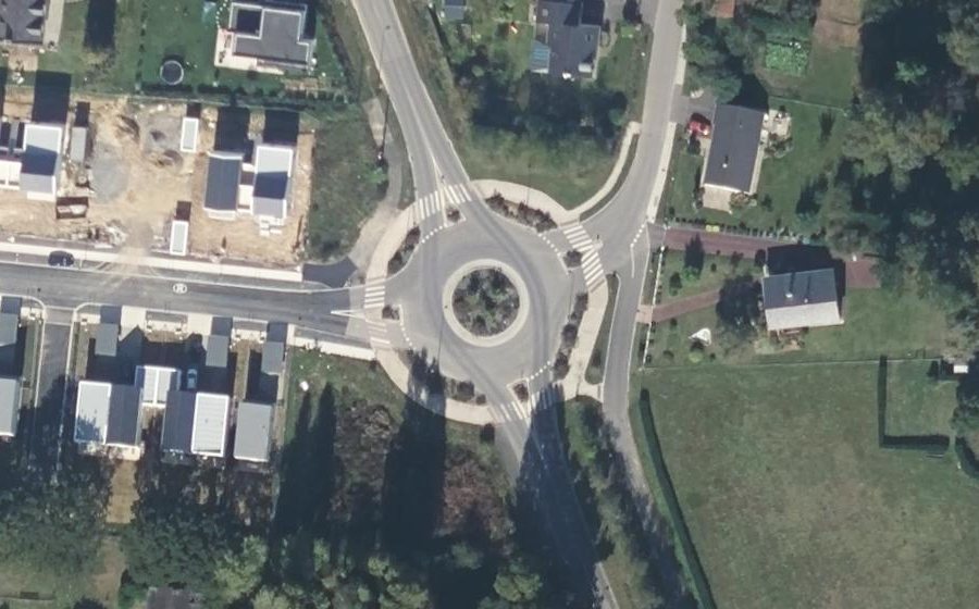 Vue aérienne du Rond-point anonyme n°934823467