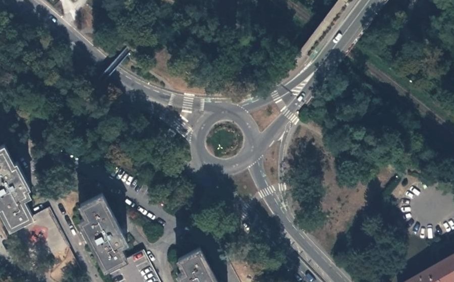 Vue aérienne du Rond-point anonyme n°934933468